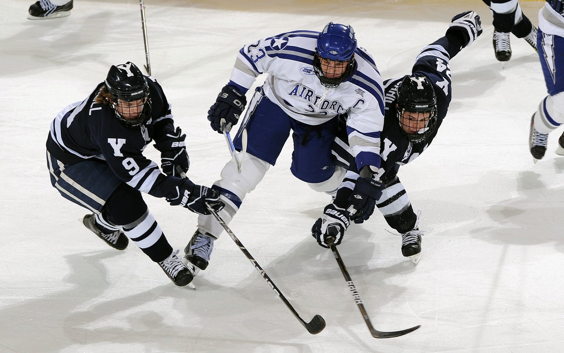 队长大发神威，带领球队晋级下一轮，队长在场上代表他们的球队