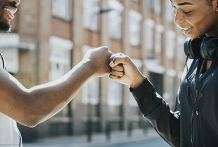 kaiyun体育综合-英超比赛中裁判语调与非语言行为对球员情绪波动的影响，用语言或行为对裁判员