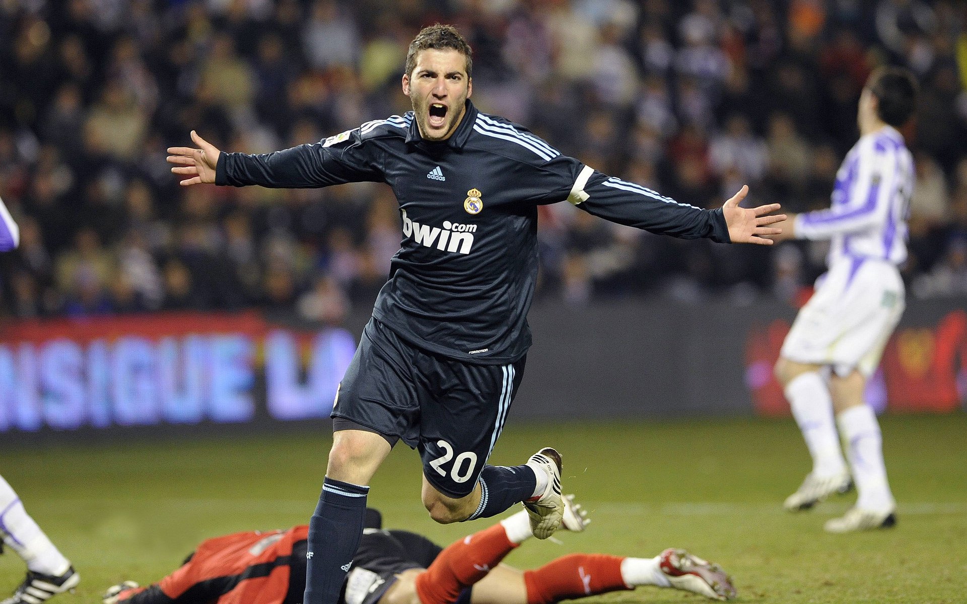 “足球明星李明西进，开启新一季征程”，李明 足球妻子